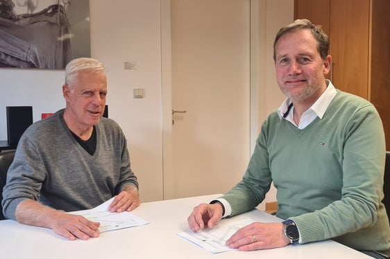 LR Massimo Bessone (r.) und der Direktor des Inspektorats für den Kataster, Paolo Russo: Neuer Befähigungslehrgang für Grundbuchsführerinnen und -führer ausgeschrieben. (Foto: LPA/Igor Cocca)