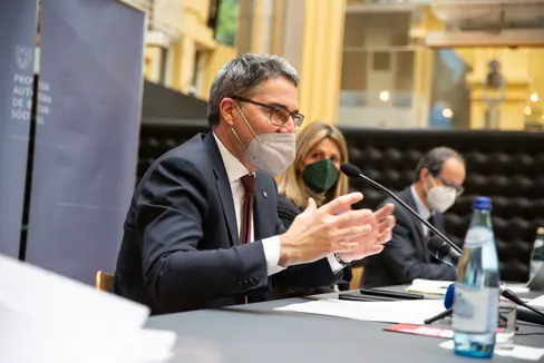 Il presidente Kompatscher nel corso della conferenza stampa odierna (Foto: ASP/ Barbara Franzelin)