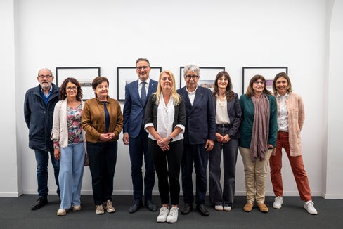 Der Landesbeirat für Verbraucherschutz traf sich mit Vertretern und Vertreterinnen der Verbraucherzentrale Südtirol (von links): Anton von Hartungen, Waltraud Wörndle, Johanna Santa Falser, Landeshauptmann Arno Kompatscher, Gunde Bauhofer, Federico Giudiceandrea, Karin Ranzi, Cristina Masera und Alexia Scartezzini. (Foto: LPA/Fabio Brucculeri)