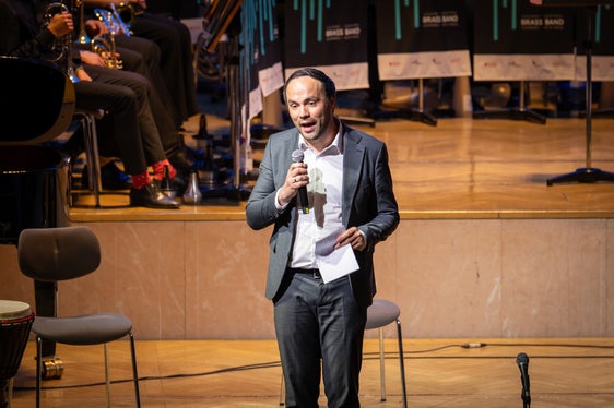 Le nostre scuole di musica danno un contributo inestimabile: non solo promuovono le capacità musicali, ma anche le competenze sociali, la comprensione culturale e la gioia di fare le cose insieme, ha dichiarato l'assessore provinciale Philipp Achammer. (Foto: USP/Nathan Chizzali)