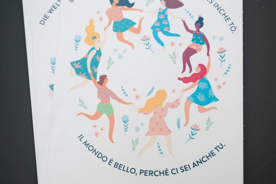 Cartolina di sensibilizzazione per la Giornata internazionale della donna, l'8 marzo. (Foto: USP/Fabio Brucculeri)