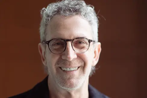 L'autore venostano Sepp Mall leggerà il suo romanzo Ein Hund kam in die Küche (Un cane è entrato in cucina) presso la Biblioteca Provinciale Dr. Friedrich Teßmann di Bolzano. (Foto: Minitta Kandlbauer)