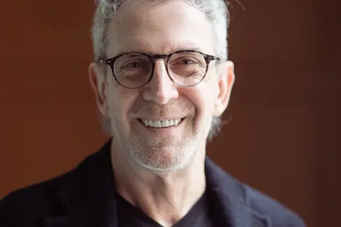 L'autore venostano Sepp Mall leggerà il suo romanzo Ein Hund kam in die Küche (Un cane è entrato in cucina) presso la Biblioteca Provinciale Dr. Friedrich Teßmann di Bolzano. (Foto: Minitta Kandlbauer)