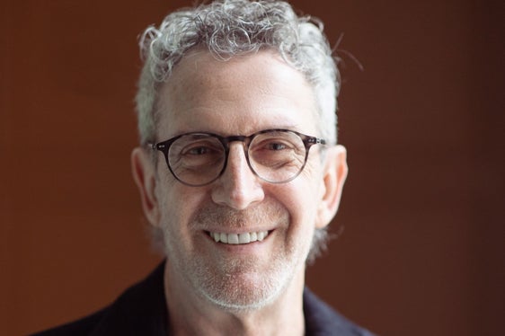 L'autore venostano Sepp Mall leggerà il suo romanzo Ein Hund kam in die Küche (Un cane è entrato in cucina) presso la Biblioteca Provinciale Dr. Friedrich Teßmann di Bolzano. (Foto: Minitta Kandlbauer)