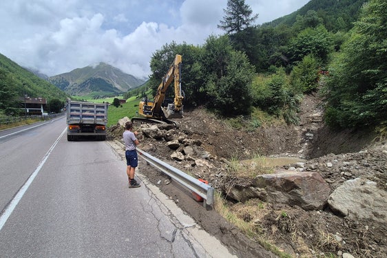 Il 19 luglio, una colata detritica ha provocato lo straripamento presso la strada provinciale della Val Senales, che però è rimasta sempre aperta al traffico. (Foto: Ufficio Sistemazione bacini montani ovest dell'Agenzia per la Protezione civile/Martin Eschgfäller)