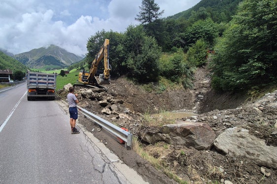 Il 19 luglio, una colata detritica ha provocato lo straripamento presso la strada provinciale della Val Senales, che però è rimasta sempre aperta al traffico. (Foto: Ufficio Sistemazione bacini montani ovest dell'Agenzia per la Protezione civile/Martin Eschgfäller)