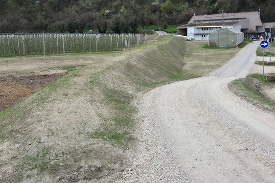 Zur Erhöhung des Hochwasserschutzes hat das Landesamt für Wildbach- und Lawinenverbauung Süd einen Hochwasserschutzdamm in unmittelbarer Nähe der Gebäude der Laimburg gebaut. (Foto: LPA/Landesamt für Wildbach- und Lawinenverbauung Süd in der Agentur für Bevölkerungsschutz)