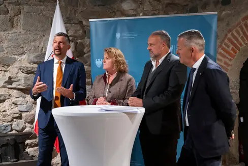 „Wir werden Infoveranstaltungen zum Mobilitätszentrum Meran organisieren, um die Bevölkerung einzubeziehen und das Projekt vorzustellen. Ziel ist es, die Arbeiten im Jahr 2028 aufzunehmen“, erklärte Mobilitätslandesrat Daniel Alfreider (ganz links) bei der Pressekonferenz im Anschluss an die Sondersitzung der Landesregierung auf Schloss Tirol. Im Bild (von links) mit Landesrätin Rosmarie Pamer, dem Vizepräsidenten der Bezirksgemeinschaft Burggrafenamt Ulrich Gamper und Landesrat Peter Brunner. (Foto: LPA/Fabio Brucculeri)