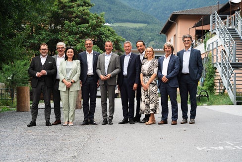 Gruppenfoto beim Treffen der Regierungen von Graubünden und Südtirol in der Basis Vinschgau in Schlanders: Peter Peyer, Jon Domenic Parolini, Ulli Mair, Landeshauptmann Arno Kompatscher, der Bündner Regierungspräsident , Martin Bühler, Luis Walcher, Philipp Achammer, Magdalena Amhof, Hubert Messner und Marcus Caduff (Foto: LPA/Christian Lechner)