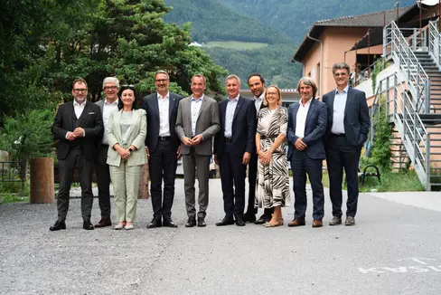 Gruppenfoto beim Treffen der Regierungen von Graubünden und Südtirol in der Basis Vinschgau in Schlanders: Peter Peyer, Jon Domenic Parolini, Ulli Mair, Landeshauptmann Arno Kompatscher, der Bündner Regierungspräsident , Martin Bühler, Luis Walcher, Philipp Achammer, Magdalena Amhof, Hubert Messner und Marcus Caduff (Foto: LPA/Christian Lechner)