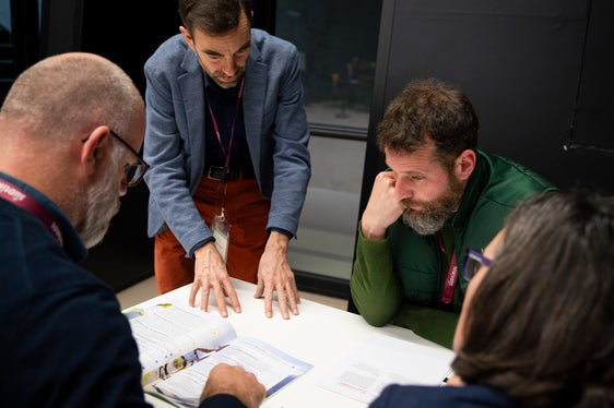 Die Vertretenden der Interessensgruppen beschäftigten sich mit der sozialen Gerechtigkeit der Klimaplan-Maßnahmen und mit den nötigen Begleitmaßnahmen, um ein breites Bewusstsein zur Dringlichkeit der Klimaanpassung zu schaffen. (Foto: LPA/Fabio Brucculeri)