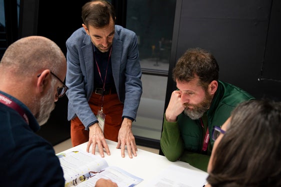 Die Vertretenden der Interessensgruppen beschäftigten sich mit der sozialen Gerechtigkeit der Klimaplan-Maßnahmen und mit den nötigen Begleitmaßnahmen, um ein breites Bewusstsein zur Dringlichkeit der Klimaanpassung zu schaffen. (Foto: LPA/Fabio Brucculeri)