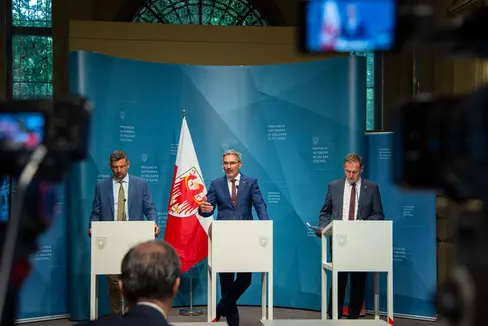 Pressekonferenz nach Sitzung der Landesregierung: (v.l.) Landesrat Daniel Alfreider, Landeshauptmann Arno Kompatscher und Landesrat Massimo Bessone stellten die wichtigsten Beschlüsse vor. (Foto: LPA/Fabio Brucculeri)