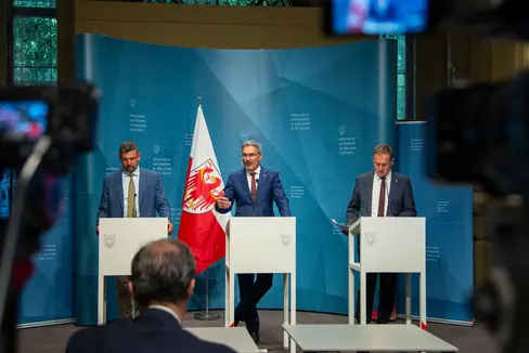 Pressekonferenz nach Sitzung der Landesregierung: (v.l.) Landesrat Daniel Alfreider, Landeshauptmann Arno Kompatscher und Landesrat Massimo Bessone stellten die wichtigsten Beschlüsse vor. (Foto: LPA/Fabio Brucculeri)
