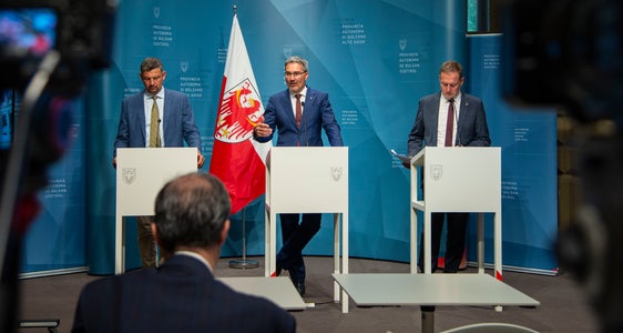 Conferenza stampa dopo la seduta della Giunta provinciale: (da sinistra) l'assessore Daniel Alfreider, il presidente Arno Kompatscher e l'assessore Massimo Bessone hanno presentato le decisioni più importanti dell'Esecutivo (Foto: ASP/Fabio Brucculeri)