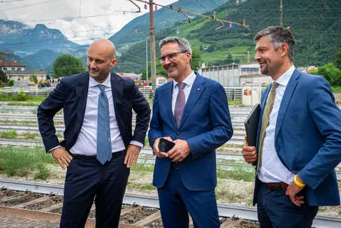 Da sinistra Gianpiero Strisciuglio, amministratore delegato e direttore generale di Rfi, il presidente della Provincia Arno Kompatscher e l'assessore provinciale alla Mobilità Daniel Alfreider in stazione a Bolzano (Foto: ASP/Fabio Brucculeri)