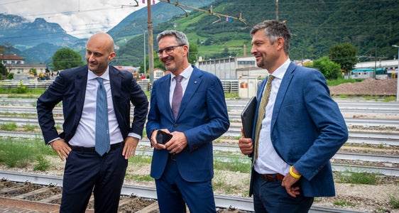 Machten sich kürzlich ein Bild der Bahnsteige am Bahnhof Bozen: (v.l.) RFI-Direktor Gianpiero Strisciuglio, Landeshauptmann Arno Kompatscher und Mobilitätslandesrat Daniel Alfreider. (Foto: LPA/Fabio Brucculeri)