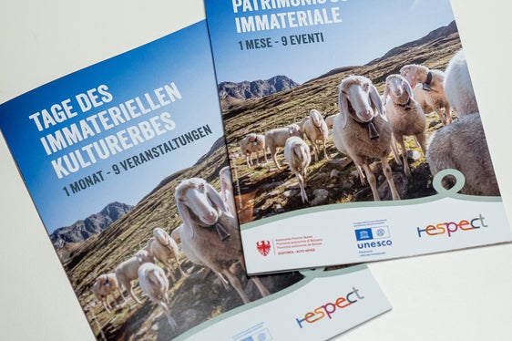 In beiden Landessprachen ist zu den Tagen des Immateriellen Kulturerbes in Südtirol eine kompakte Broschüre erschienen - mit allen Terminen und Angeboten im Überblick. (Foto: LPA/Fabio Brucculeri)