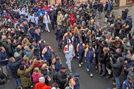 Invasione pacifica lungo i Portici a Merano. Giovani e gente comune hanno voluto ammirare da vicino la fiamma olimpica. (Foto: Comune di Merano/Stefano Bolognesi. La foto può essere utilizzata solo nel contesto di questo comunicato stampa)
