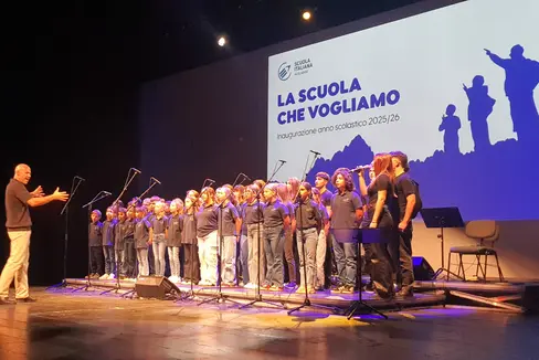 La scuola italiana ha inaugurato ufficialmente il nuovo anno formativo con un evento dedicato all'informazione, all’orientamento e alla condivisione tenutosi nella mattinata del 17 settembre in un affollato Teatro Comunale di Bolzano, che ha ospitato circa 700 studentesse e studenti. (Foto: USP)