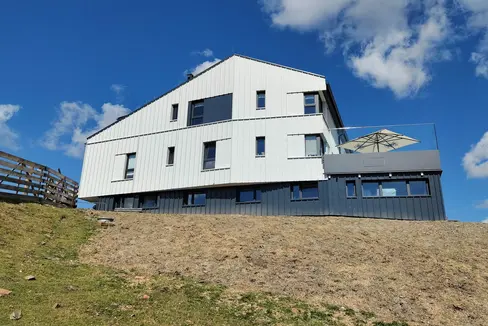 Der Funktionsbereich Tourismus der Südtiroler Landesverwaltung fördert die umfassende Sanierung und Erweiterung der Plosehütte auf 2447 Höhenmetern: Die von der CAI-Sektion Brixen geführte Plosehütte wurde innen und außen saniert, energetisch erneuert und erweitert. (Foto: LPA/Plosehütte/Claudia Fea)