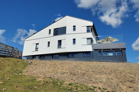 La Provincia sostiene la ristrutturazione completa e l’ampliamento del rifugio Plose, situato a 2447 metri di altitudine: il rifugio Plose, gestito dalla sezione CAI di Bressanone, è stato ristrutturato sia all’interno che all’esterno, sottoposto a interventi di riqualificazione energetica e ampliato. (Foto: USP/Rifugio Plose/Claudia Fea)