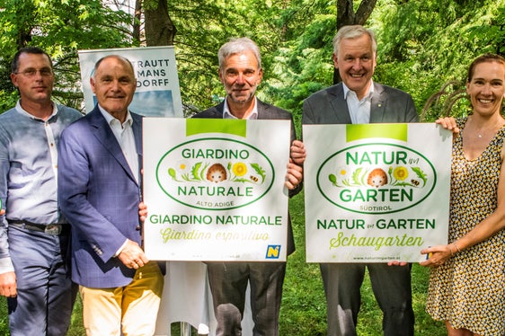 Schaugärten-Plakettenverleihung: (v.l.) Karl Ploberger, Biogärtner; David Hertl, Gartengestalter und Innungsmeister für Gärtner und Floristen, WKÖ; Wolfgang Sobotka, Präsident des Nationalrates und Präsident des Europäischen Gartenverbandes - Natur im Garten International; Südtirols Landesrat Arnold Schuler; Martin Eichtinger, Landesrat der Niederösterreichischen Landesregierung; Gabriele Pircher, Direktorin der Gärten von Schloss Trauttmansdorff; Plunger Kathrin, Natur im Garten Südtirol (Foto: Karlheinz Sollbauer)