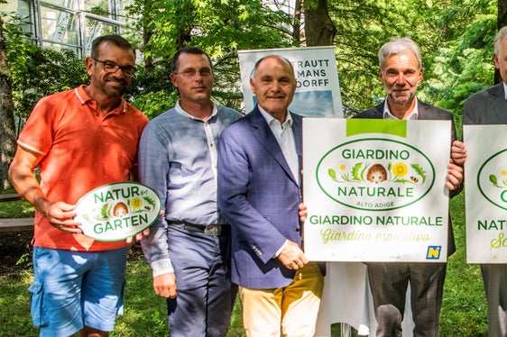 Schaugärten-Plakettenverleihung: (v.l.) Karl Ploberger, Biogärtner; David Hertl, Gartengestalter und Innungsmeister für Gärtner und Floristen, WKÖ; Wolfgang Sobotka, Präsident des Nationalrates und Präsident des Europäischen Gartenverbandes - Natur im Garten International; Südtirols Landesrat Arnold Schuler; Martin Eichtinger, Landesrat der Niederösterreichischen Landesregierung; Gabriele Pircher, Direktorin der Gärten von Schloss Trauttmansdorff; Plunger Kathrin, Natur im Garten Südtirol (Foto: Karlheinz Sollbauer)