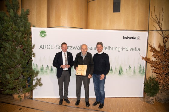 Christoph von Sternbach (Mitte) wurde für sein Wirken für den Südtiroler Forstverein zum Schutzwaldpaten ernannt, im Bild mit Landesrat Luis Walcher (links) und Josef Schmidhofer, dem ehemaligen Direktor der Forst- und Domänenverwaltung (rechts). (Foto: LPA/Landesabteilung Forstdienst/Matthias Gritsch)