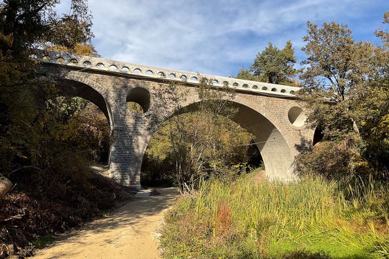Die Bogenbrücke hat neue Brüstungsmauern erhalten, die die Mauerfugen und Tragwerksplatte wurden erneuert. (Foto: LPA/Straßendienst/Mottironi)