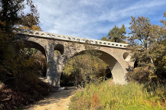 Gli interventi di risanamento del ponte ad arco in località Narano nel comune di Tesimo hanno interessato il rinnovo delle fughe dei muri e della piattaforma portante. (Foto: ASP/Servizio strade/Mottironi)