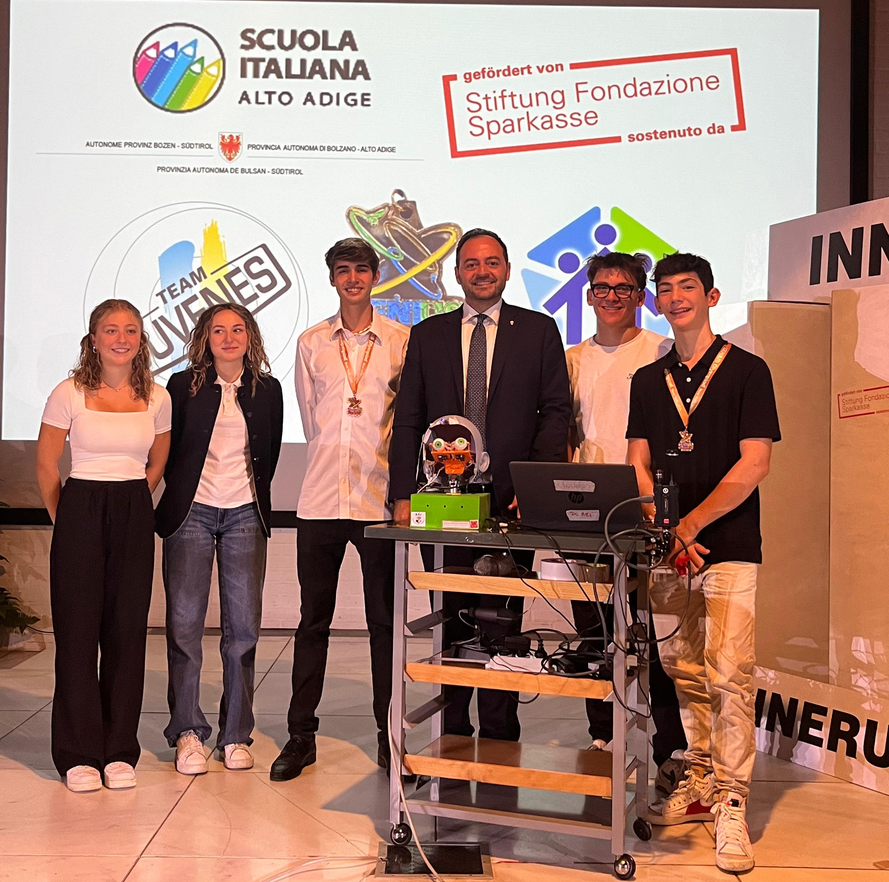 Il vicepresidente della Provincia Marco Galateo con gli studenti del Rainerum e il loro R.E.I. (Robotics Emphatic Intelligence) in occasione della presentazione di oggi. (Foto: USP)