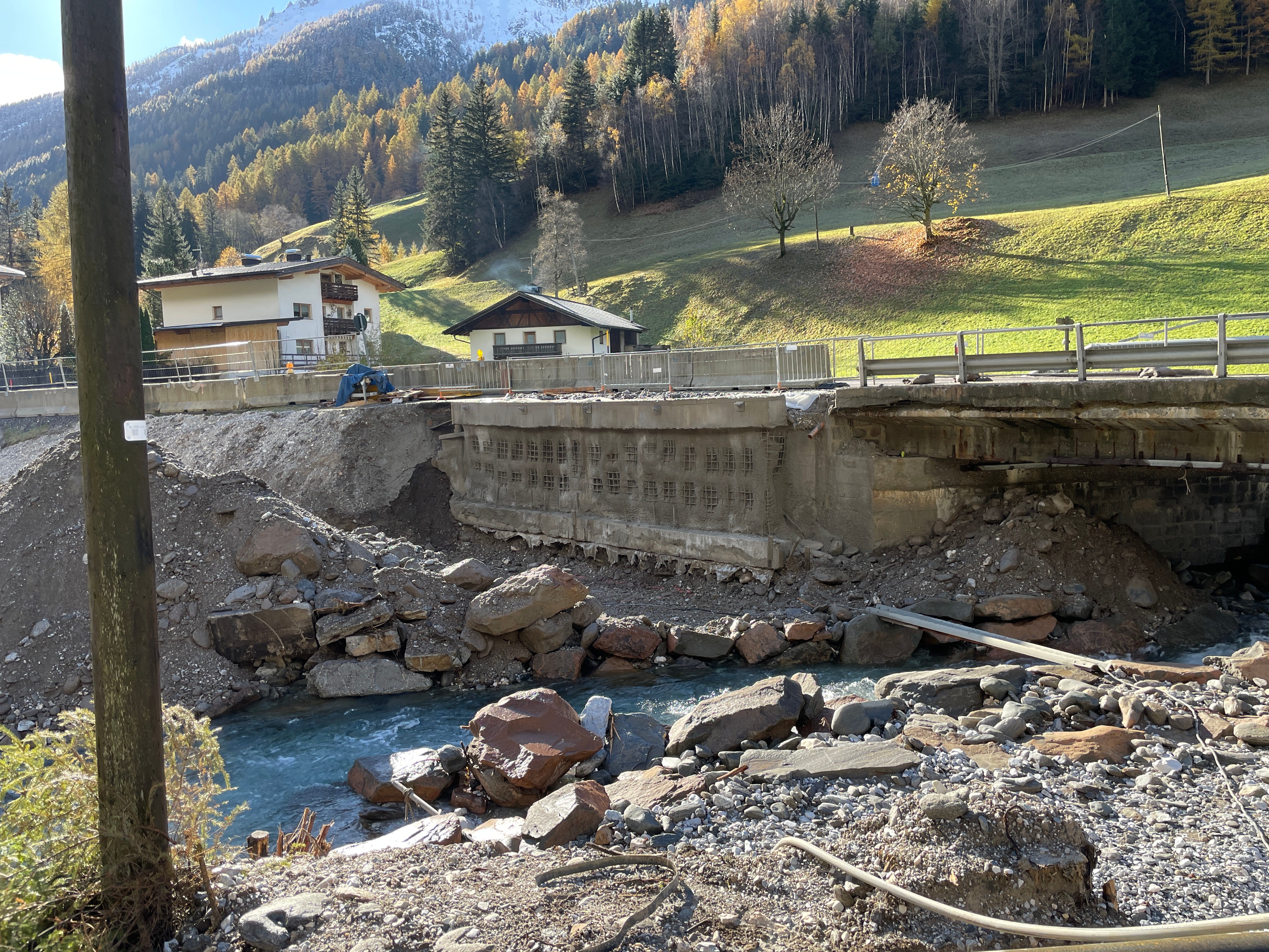 Besonderes Augenmerk lag beim Bau der neue Brücke auf der Landesstraße in Pflersch auf dem Hochwasserschutz. Die neue Brücke ist höher als die alte und ermöglicht mehr Wasserdurchfluss. (Foto: LPA/Abteilung Tiefbau)