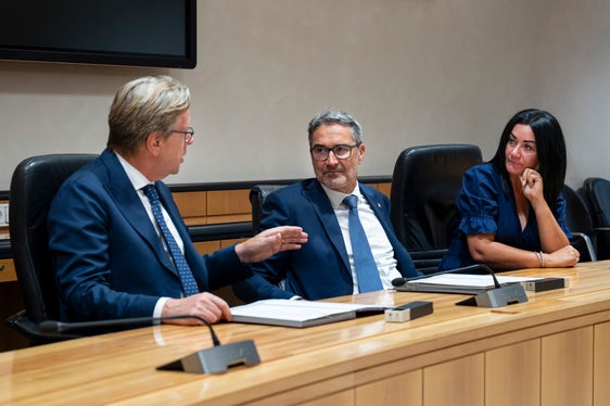 Le spese notarili relative alla stipula di un mutuo agevolato sono ora disciplinate da un protocollo d’intesa con il Consiglio Notarile di Bolzano e non possono superare la tariffa minima. L’accordo è stato raggiunto da Walter Crepaz, presidente del Consiglio Notarile di Bolzano, dal Presidente della Provincia Arno Kompatscher e dall’assessora provinciale all’Edilizia abitativa Ulli Mair. (Foto: USP/Fabio Brucculeri)