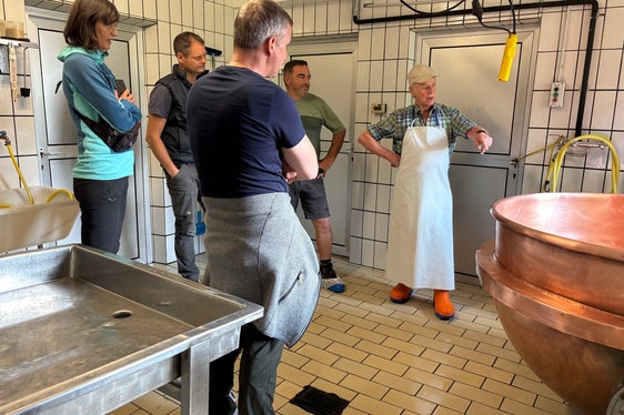 Nel caseificio (da sinistra): l'assessore Luis Walcher, Annemarie Kaser, Bertram Stecher, l'alpigiano Hans Waldner, l'alpigiano Josef Abertegger (Foto: USP/Dipartimento Agricoltura, Foreste, Turismo)