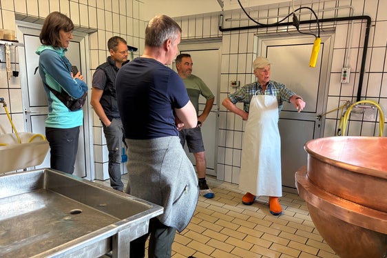 Nel caseificio (da sinistra): l'assessore Luis Walcher, Annemarie Kaser, Bertram Stecher, l'alpigiano Hans Waldner, l'alpigiano Josef Abertegger (Foto: USP/Dipartimento Agricoltura, Foreste, Turismo)