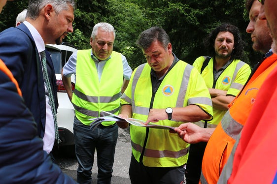 L’assessore Alfreider, presente sul luogo il 13 giugno, ha sottolineato: “Ora la strada è aperta più a lungo durante il giorno”. (Foto: ASP/Ingo Dejaco)