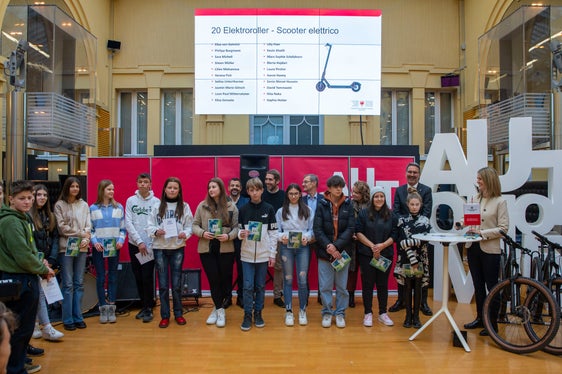 Die E-Roller-Gewinner und Gewinnerinnen (Foto: LPA/Fabio Brucculeri)