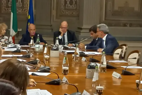 Il presidente della Provincia autonoma di Bolzano, Arno Kompatscher (a destra) rappresenta la Conferenza delle Regioni e delle Province autonome al tavolo della Conferenza Unificata, più a sinistra si distinguono il ministro Raffaele Fitto e il ministro Roberto Calderoli. (Foto: ASP/Maurizio Di Giangiacomo)