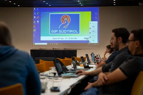 Da lunedì è in corso a Bolzano un meeting di esperte ed esperti a cui partecipano rappresentanti delle Ripartizioni provinciali di Informatica e Mobilità e rappresentanti delle Amministrazioni di tutte le province austriache. (Foto: ASP/Fabio Brucculeri)