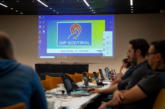 Hier entstehen Ideen für digital gestützte Mobilität der Zukunft in Österreich und Südtirol: Das GIP-Meeting geht am heutigen Mittwoch Mittag in Bozen zu Ende, mehrmals im Jahr treffen sich Experten in einem österreichischen Bundesland oder in Südtirol, um den Stand der Dinge zu erörtern und in die Zukunft zu blicken. (Foto: LPA/Fabio Brucculeri)