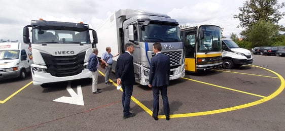 Beim Projekt H2 Energy, das LR Alfreider (vorne rechts im Gespräch mit Rolf Huber) sich in der Schweiz angeschaut hat, haben verschiedene Partner eine Wasserstoff-Produktionsanlage und ein flächendeckendes Tankstellennetz aufgebaut. Nachfrage entsteht durch die Einführung von LKWs, die mit Wasserstoff betrieben werden und so konstanten voraussehbarer Verbrauch auf dem Markt garantieren. (Foto: LPA)