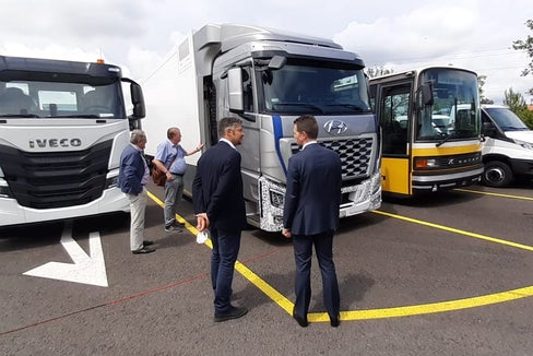 Beim Projekt H2 Energy, das LR Alfreider (vorne rechts im Gespräch mit Rolf Huber) sich in der Schweiz angeschaut hat, haben verschiedene Partner eine Wasserstoff-Produktionsanlage und ein flächendeckendes Tankstellennetz aufgebaut. Nachfrage entsteht durch die Einführung von LKWs, die mit Wasserstoff betrieben werden und so konstanten voraussehbarer Verbrauch auf dem Markt garantieren. (Foto: LPA)