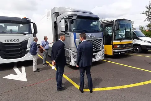 Beim Projekt H2 Energy, das LR Alfreider (vorne rechts im Gespräch mit Rolf Huber) sich in der Schweiz angeschaut hat, haben verschiedene Partner eine Wasserstoff-Produktionsanlage und ein flächendeckendes Tankstellennetz aufgebaut. Nachfrage entsteht durch die Einführung von LKWs, die mit Wasserstoff betrieben werden und so konstanten voraussehbarer Verbrauch auf dem Markt garantieren. (Foto: LPA)