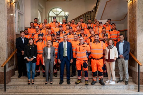 È stato elaborato un nuovo modello di governance che riunirà sotto un'unica organizzazione la Ripartizione Servizio strade e la Ripartizione Infrastrutture; l'Agenzia per le strade. Nella foto di gruppo, i nuovi cantonieri che recentemente sono entrati in servizio, con l’assessora provinciale al Personale Magdalena Amhof (seconda da sinistra in prima fila) e l’assessore provinciale alle Infrastrutture e alla Mobilità Daniel Alfreider (terzo da sinistra in prima fila). (Foto: USP/Fabio Brucculeri)
