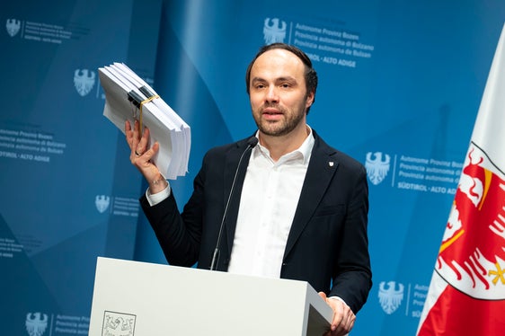 Über 1800 Rückmeldungen habe es in der Online-Umfrage, die von Mitte November bis Ende Dezember 2025 lief, gegeben, informierte Landesrat Achammer. (Foto: LPA/Fabio Brucculeri)