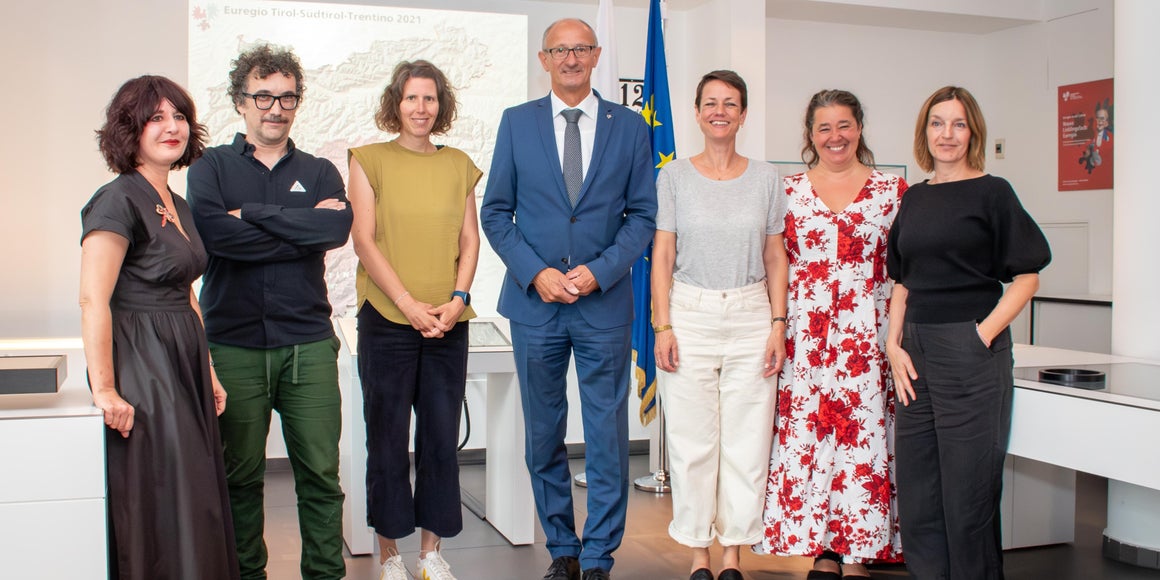 Am 2. August 2023 fand in der Informations- und Koordinierungsstelle der Euregio in Innsbruck ein Abstimmungstreffen der PartnerInnen statt. Im Rahmen dieses Treffens standen Detailplanungen für die Umsetzung des Projekts auf dem Programm. LH Anton Mattle (Mitte) mit den ProjektpartnerInnen im Bild von li.: Laura Manfredi (Tiroler Landesmuseum), Carlo Tamanini (MART), Heidi Kurz (Rath & Winkler), Brita Köhler (Museion), Thea Unteregger (Rath & Winkler) und Katharina Walter (Tiroler Landesmuseum). (Foto: Land Tirol/Sidon)