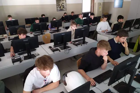 Auch Schülerinnen und Schüler der WFO Kunter in Bozen nahmen am Landesquiz teil. (Foto: LPA/Paolo Debertol).