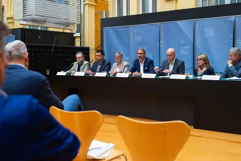 Presentate le innovazioni nell'assistenza territoriale: (da sinistra) Simon Kostner, Fabio Salvio, Marianne Siller, il presidente Arno Kompatscher, Günther Burger, Rosalba Leuzzi, Giuliano Piccoliori (Foto: ASP/Fabio Brucculeri)