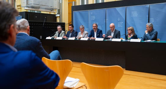 Neuerungen in der wohnortnahen Versorgung vorgestellt: (v.l.) Simon Kostner, Fabio Salvio, Marianne Siller, Landeshauptmann Arno Kompatscher, Günther Burger, Rosalba Leuzzi, Giuliano Piccoliori (Foto: LPA/Fabio Brucculeri)
